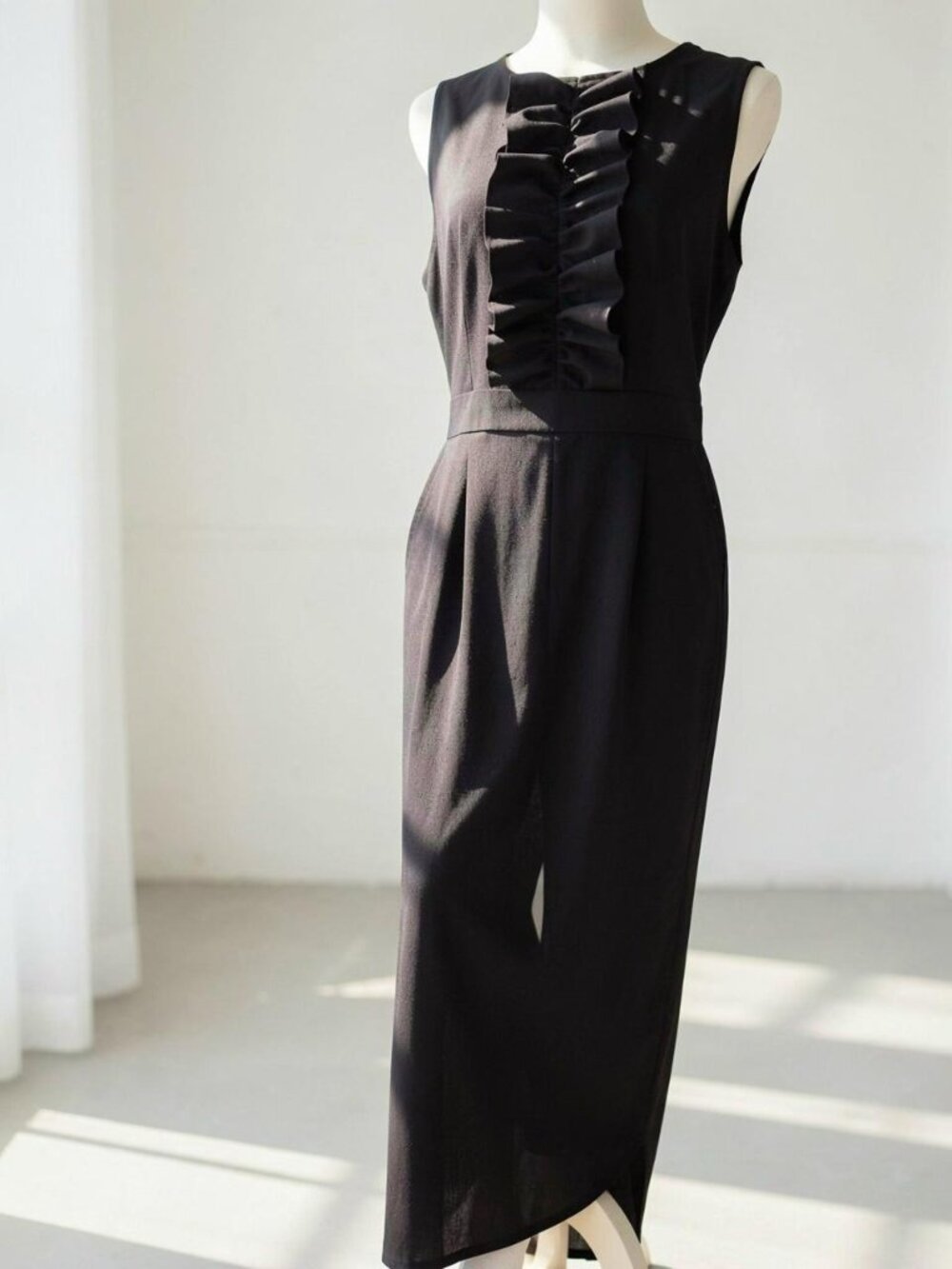 London Times black ruffle jumpsuit with ruffled detail on the bodice size US 10